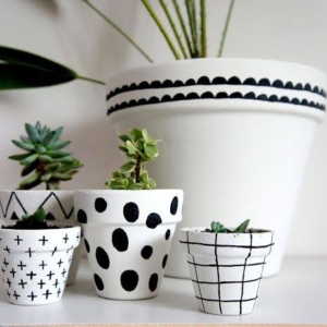 Demo : neibrkart white painted clay pot