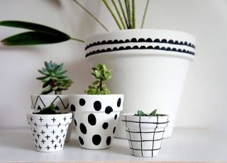 Demo : neibrkart white painted clay pot